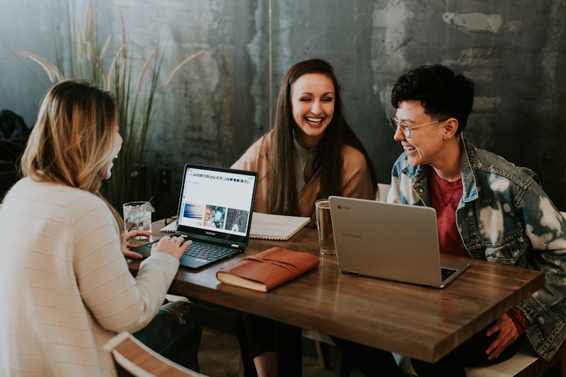 Equip de treball planificant una estratègia digital per atraure nous clients